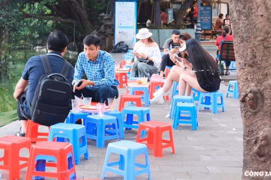 Hà Nội siết chặt quản lý bữa ăn bán trú, dẹp hàng rong cổng trường