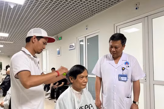 20 nhà tạo mẫu tóc chuyên nghiệp hỗ trợ cắt tóc miễn phí cho bệnh nhân