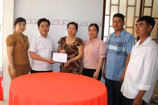 Báo Đồng Tháp trao tiền hỗ trợ cho gia đình có hoàn cảnh khó khăn