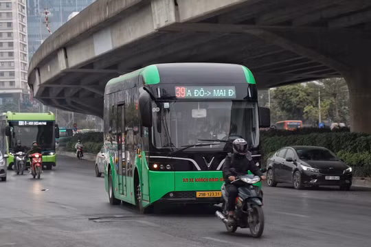 Hiệu quả khi triển khai 4 tuyến xe buýt điện trung bình và nhỏ tại Thủ đô