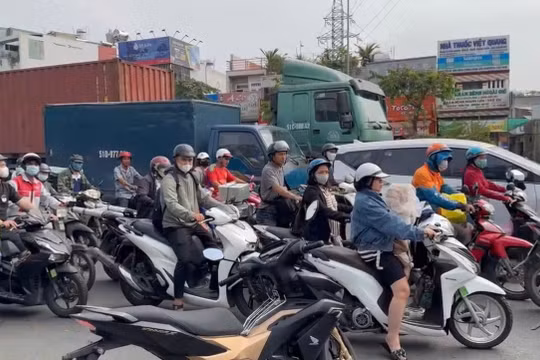 TP HCM: Tai nạn giữa xe chở rác và xe đạp, một cụ ông nguy kịch