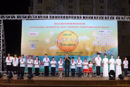 'Trăng thu biên cương' trao gần 3 tỷ đồng học bổng và quà tặng cho trẻ em vùng khó khăn