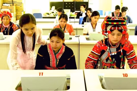 Người cam kết tình nguyện làm việc từ đủ 5 năm trở lên ở vùng đặc biệt khó khăn được xét tuyển công chức