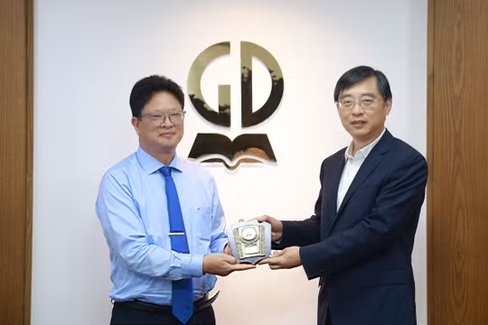 Nhà xuất bản Giáo dục Việt Nam làm việc với Tập đoàn Xuất bản và Truyền thông Phượng Hoàng, Giang Tô, Trung Quốc