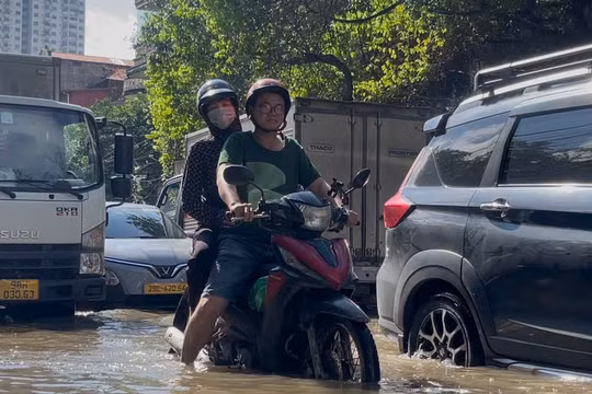 Hà Nội: CSGT dùng xe đặc chủng chở người dân qua điểm ngập Cầu Bươu - Xa La
