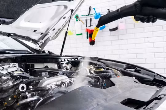 Xịt nước rửa khoang máy ô tô có an toàn không?