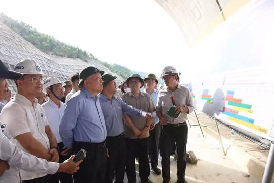 Phó Thủ tướng Thường trực Nguyễn Hòa Bình thị sát đoạn cao tốc Quy Nhơn - Chí Thạnh