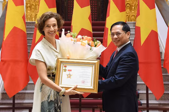 Trao tặng Kỷ niệm chương 'Vì sự nghiệp Ngoại giao Việt Nam' cho Tổng Giám đốc UNESCO