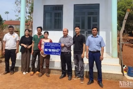 Báo Nhân Dân bàn giao nhà Đại đoàn kết tại tỉnh Gia Lai