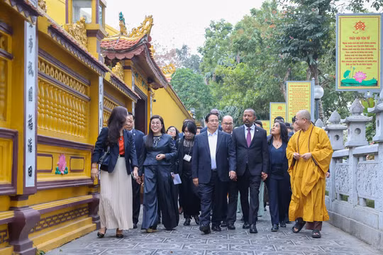 Thủ tướng Phạm Minh Chính cùng Thủ tướng Ethiopia thưởng thức cà phê Việt Nam, tham quan chùa Trấn Quốc