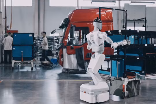 Robot chơi xúc xắc, dọn bát đũa và tự học làm việc nhà