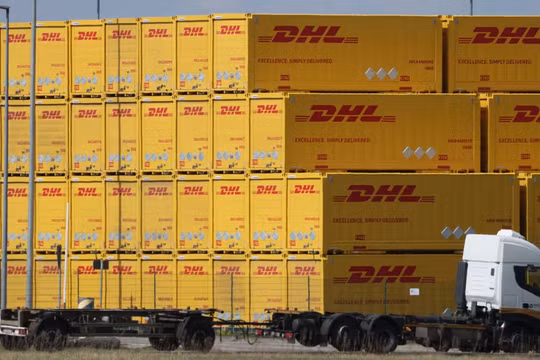 Ông trùm logistic DHL tạm dừng một số dịch vụ giao hàng bưu kiện đến Hoa Kỳ