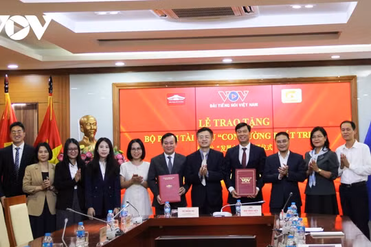 Đài Tiếng nói Việt Nam trao tặng bộ phim tài liệu 'Con đường phát triển' cho Bảo tàng Hồ Chí Minh