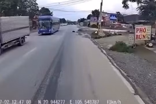 Xe máy đi ngược chiều gây tai nạn với ô tô tải và xe khách