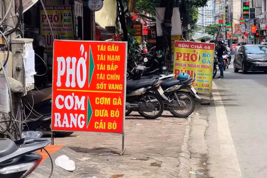 Hà Nội: Nhếch nhác, bất an từ biển quảng cáo lấn chiếm vỉa hè