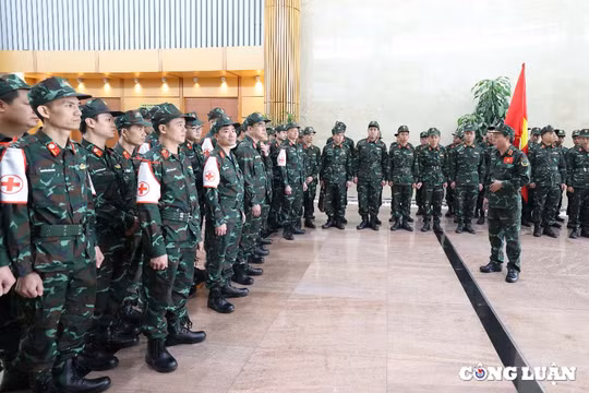 Hình ảnh 80 quân nhân lên đường sang Myanmar hỗ trợ khắc phục hậu quả động đất