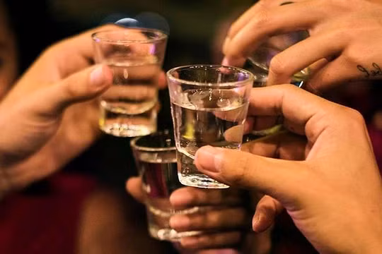 Bộ Y tế yêu cầu dừng lưu thông rượu nghi gây ngộ độc khiến 1 người tử vong ở Hải Phòng