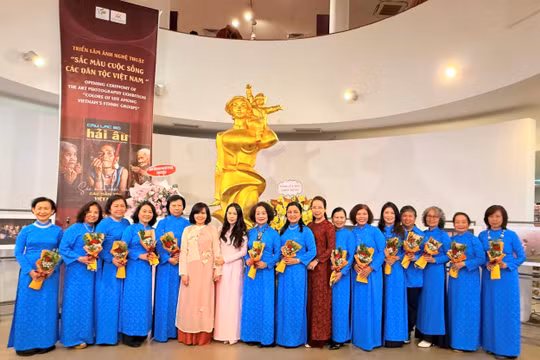 'Sắc màu cuộc sống các dân tộc Việt Nam': Dấu ấn 35 năm ống kính nữ Hải Âu
