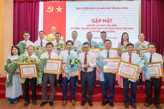 Vinh danh 150 nhà báo tiêu biểu, tiếp nối ngọn lửa 100 năm Báo chí Cách mạng