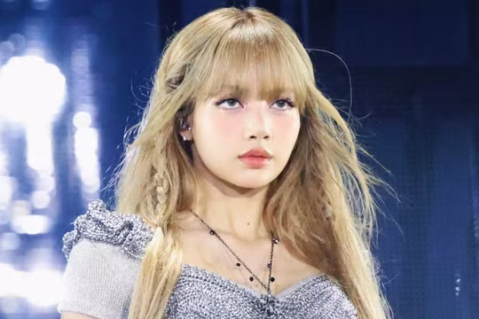 Lisa (Blackpink) tiếp tục gây tranh cãi vì trang phục 'gợi cảm' trong tour diễn tái hợp