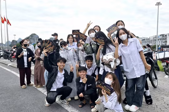 Sức nóng của Hạ Long Concert 2025: Biển người xếp hàng đổi vé đón Đại nhạc hội