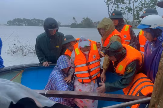Bộ đội Biên phòng khẩn trương hỗ trợ người dân vùng ngập, có nguy cơ sạt lở