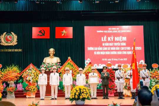 Trường Cao đẳng CSND I nhận Huân chương Quân công hạng Nhì