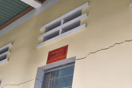 Gia Lai: Nhiều nhà dân và trụ sở xã xuất hiện vết nứt sau tiếng nổ lớn dưới lòng đất