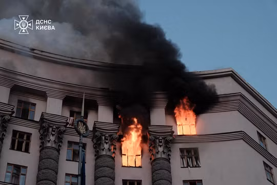 Tòa nhà Nội các Ukraine bị cháy trong cuộc không kích của Nga, hai bên giao tranh dữ dội