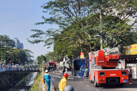 Cảnh sát phong toả một đoạn đường để chữa cháy xóm trọ ở TP HCM