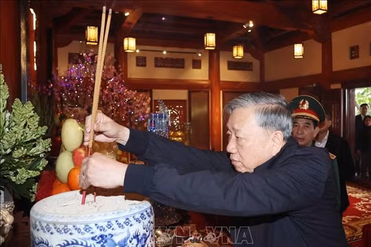 Tổng Bí thư Tô Lâm dâng hương tưởng niệm các Anh hùng liệt sỹ tại Nghĩa trang Vị Xuyên