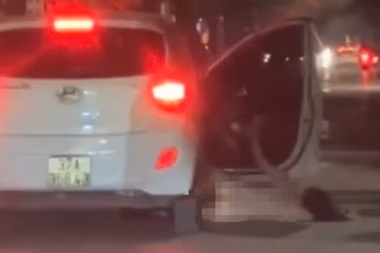 Xử phạt hành chính nam tài xế để người phụ nữ rơi khỏi ô tô đang chạy