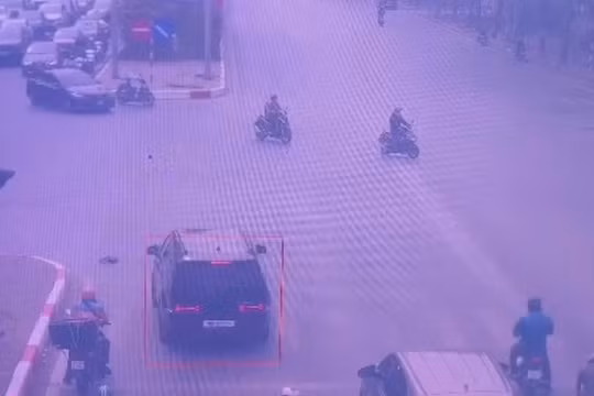 Vượt đèn đỏ để cứu người, tài xế được CSGT Hà Nội xóa phạt nguội