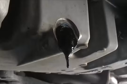 Tại sao dầu động cơ bị bẩn và dấu hiệu nhận biết