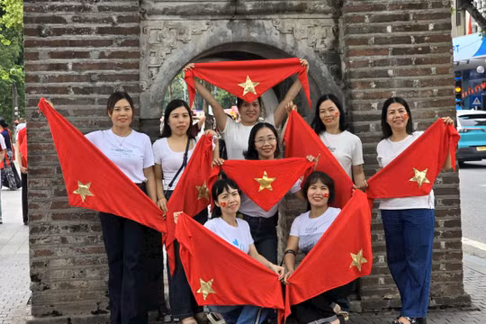 Biển người đổ về Hồ Gươm, tranh thủ chụp ảnh trước giờ xem hợp luyện diễu binh