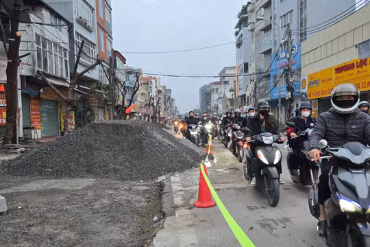 Hà Nội: Khẩn trương chặt cây, xén hè 'giải cứu' điểm nóng Bến xe Nước Ngầm
