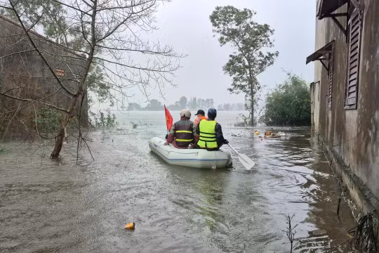 Nhiều địa phương cho học sinh nghỉ học, tăng cường ứng phó bão số 13 và mưa lũ kéo dài