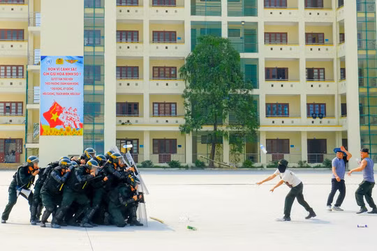 Cảnh sát gìn giữ hòa bình số 1 diễn tập trấn áp tội phạm