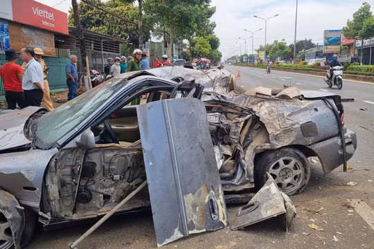 Gia Lai: Ô tô con bẹp dúm sau va chạm, 2 người văng ra khỏi xe