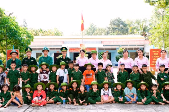 “Một ngày làm chiến sĩ Biên phòng”