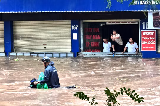 Mưa lớn kéo dài, Hà Nội chìm trong biển nước từ sáng tới tối