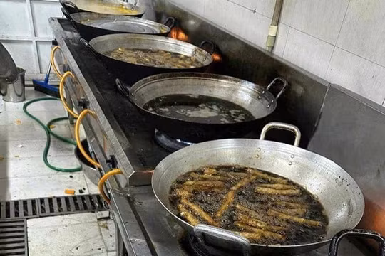 Tận mắt thấy chảo dầu đen như mực, phụ huynh rùng mình, nghi ngờ nhà cung cấp suất ăn bán trú