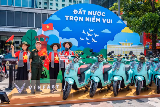 Người dân TP. HCM thích thú với triển lãm “50 Hành trình - Một tương lai xanh” của VinFast