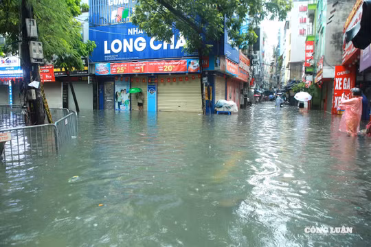 Mưa lớn suốt đêm, nhiều tuyến phố Hà Nội ngập sâu, người dân “bì bõm” lội trong nước