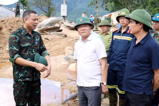 Phó Thủ tướng Lê Thành Long thăm hỏi, tặng quà động viên người dân vùng mưa lũ Sơn La