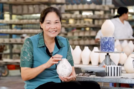 Gốm sứ Quang Vinh: Từ nghề ‘cha truyền con nối’ đến sản phẩm OCOP 5 sao
