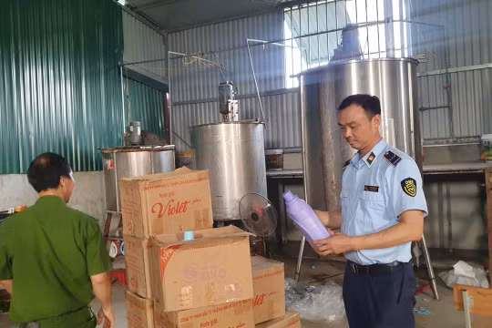Vạch mặt 'lò' sản xuất hàng giả D-nee, Hygiene quy mô lớn tại Hưng Yên