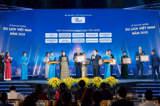 Sheraton Grand Danang Beach Resort & SPA được vinh danh TOP 10 khách sạn 5 sao tốt nhất Việt Nam 2025