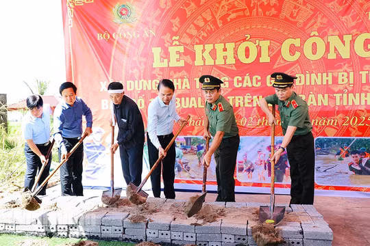 Bộ Công an hỗ trợ kinh phí xây dựng 24 căn nhà tặng các gia đình bị thiệt hại do bão số 10 tại Ninh Bình