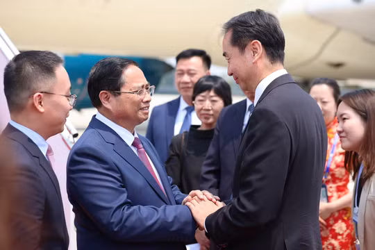 Thủ tướng Phạm Minh Chính tới Thiên Tân, bắt đầu chuyến công tác dự Hội nghị WEF và làm việc tại Trung Quốc